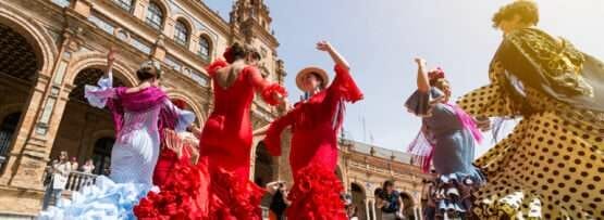 スペインの建物の前にいるフラメンコ ダンサー。