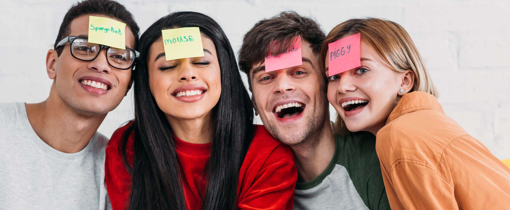 顔に付箋を貼ったスペインのカラフルな人々のグループ。