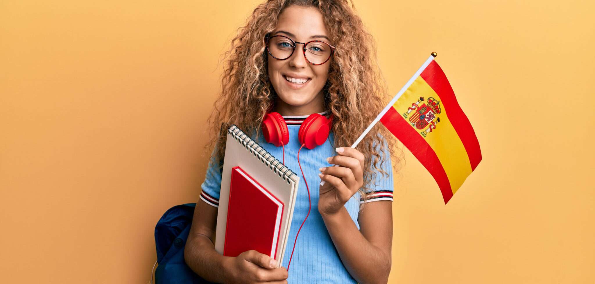 スペインの国旗を持ったスペインの女の子。