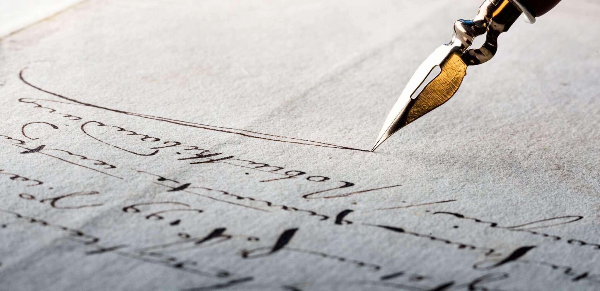 スペインペンが紙に書いています。