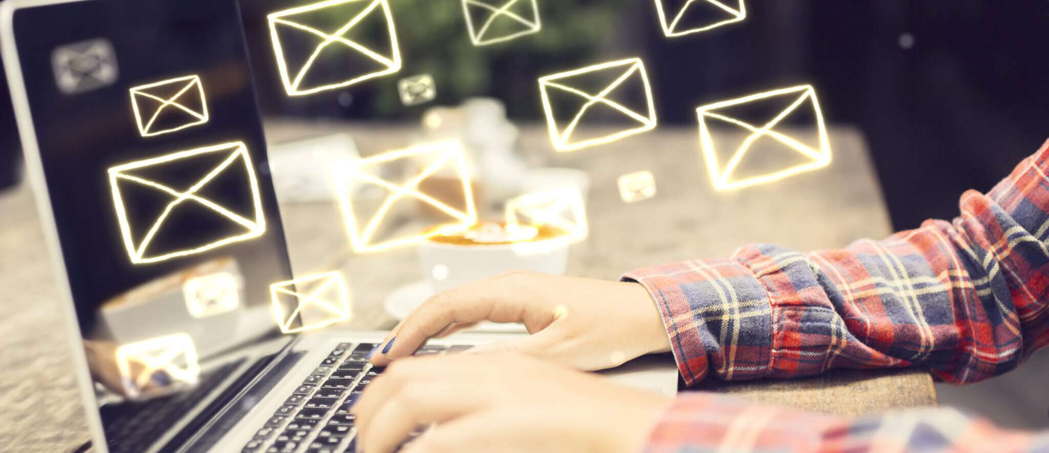 男性がスペインのアイコンが飛び出したラップトップを使用しています。