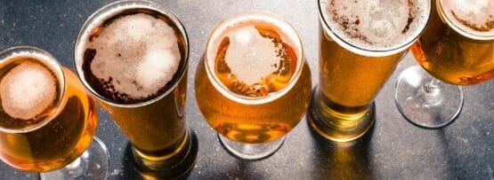 スペインの暗い地面に5杯のビールが並んでいる。