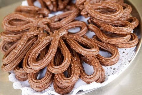 テーブルの上にはスペインのチュロスが覆われています。