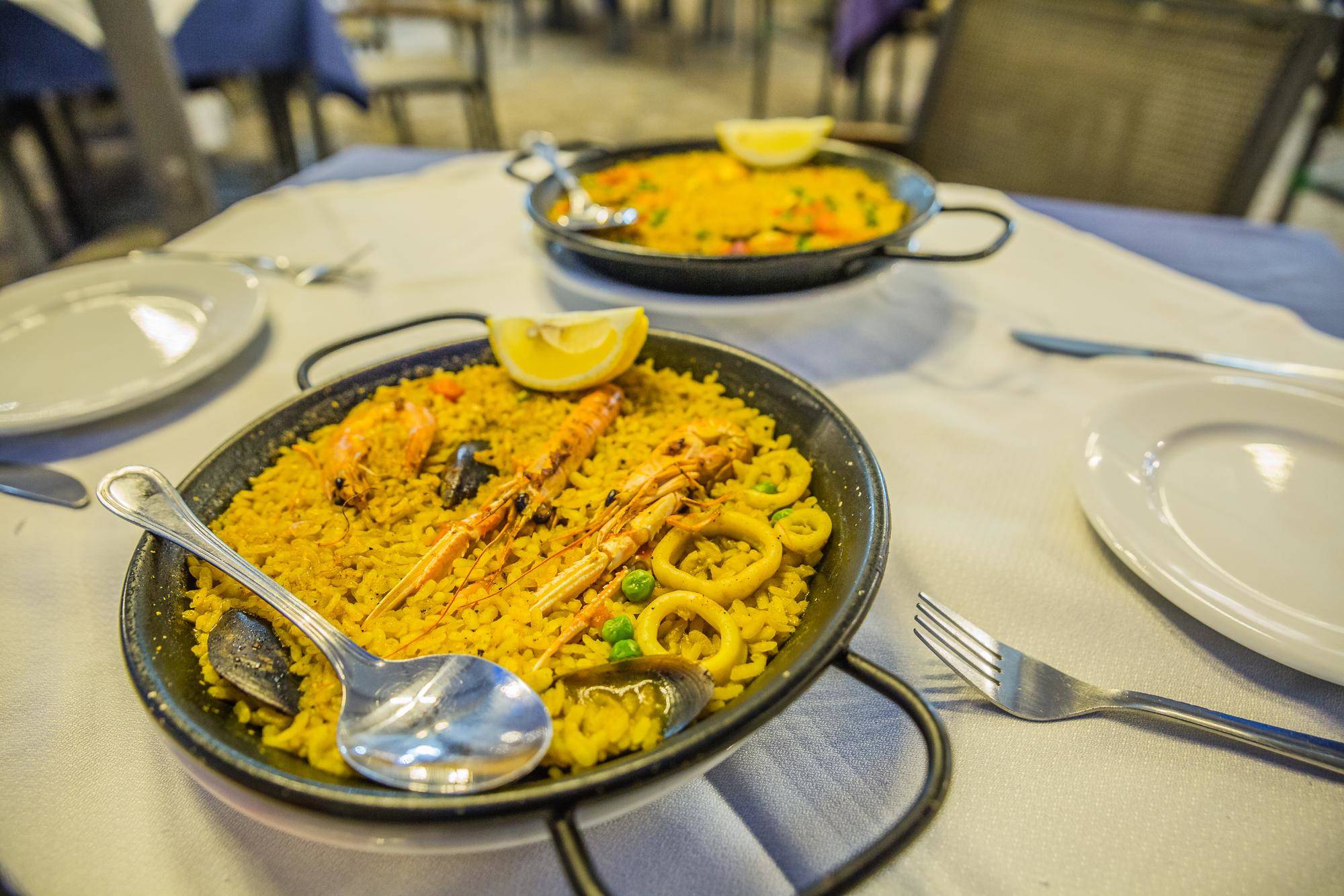 レストランのテーブルの上にスペインのボウルが 2 杯。