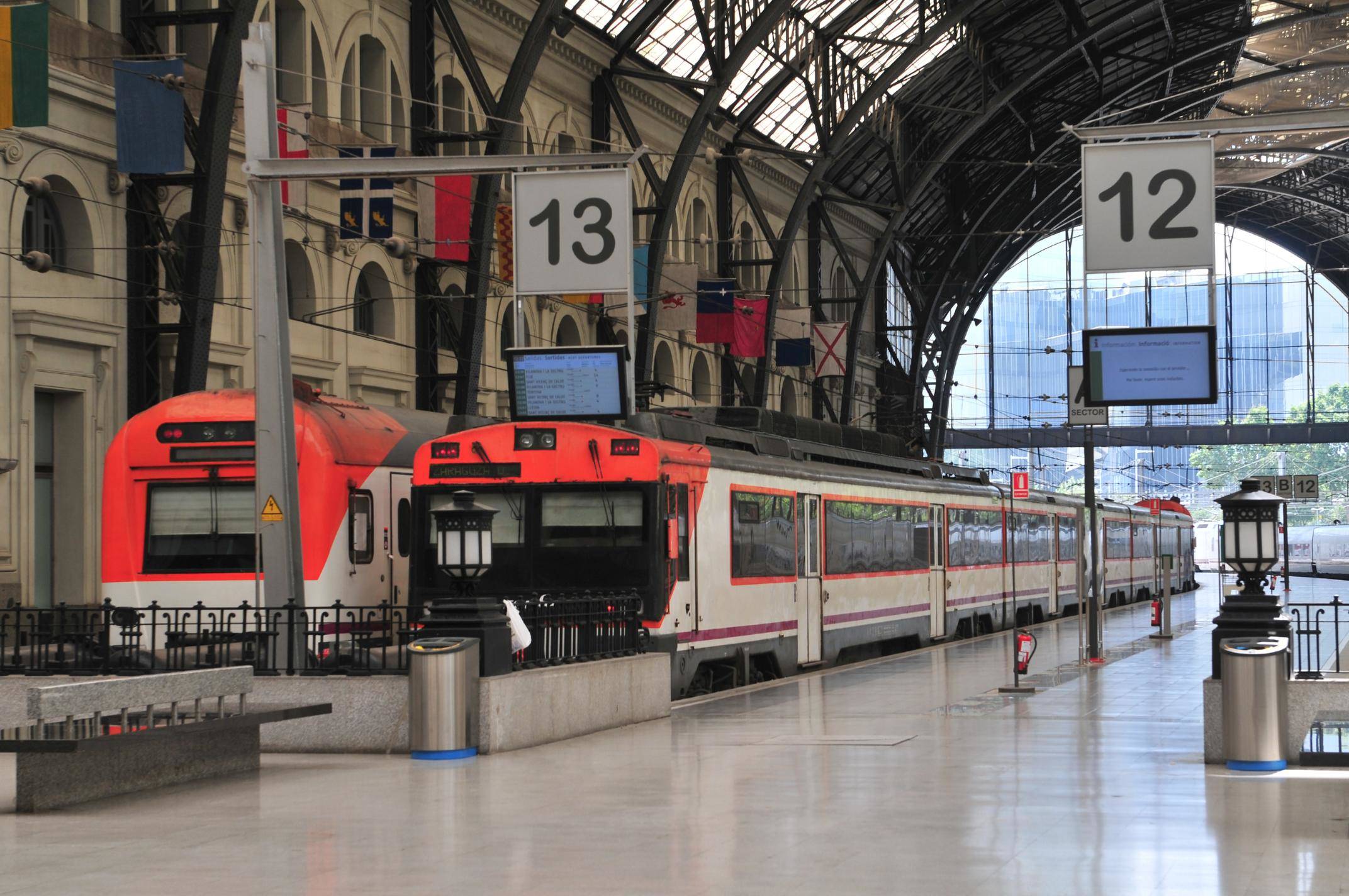 スペインからの列車が駅に停車しています。