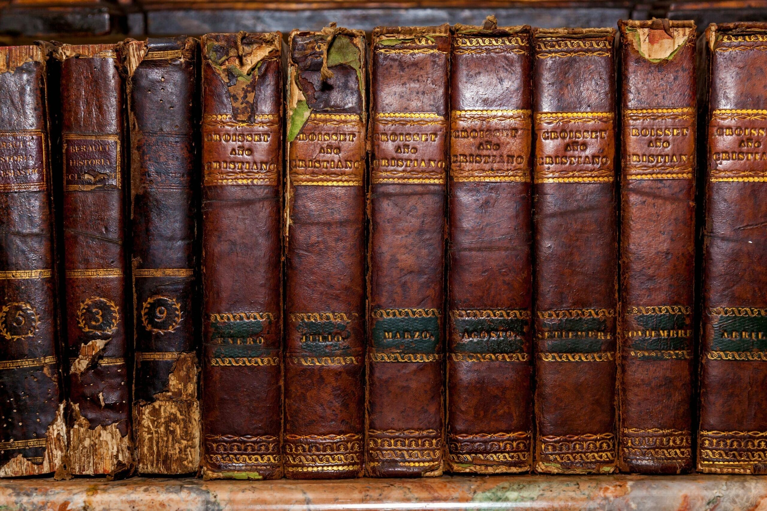 スペインの棚に並んだ古い本。