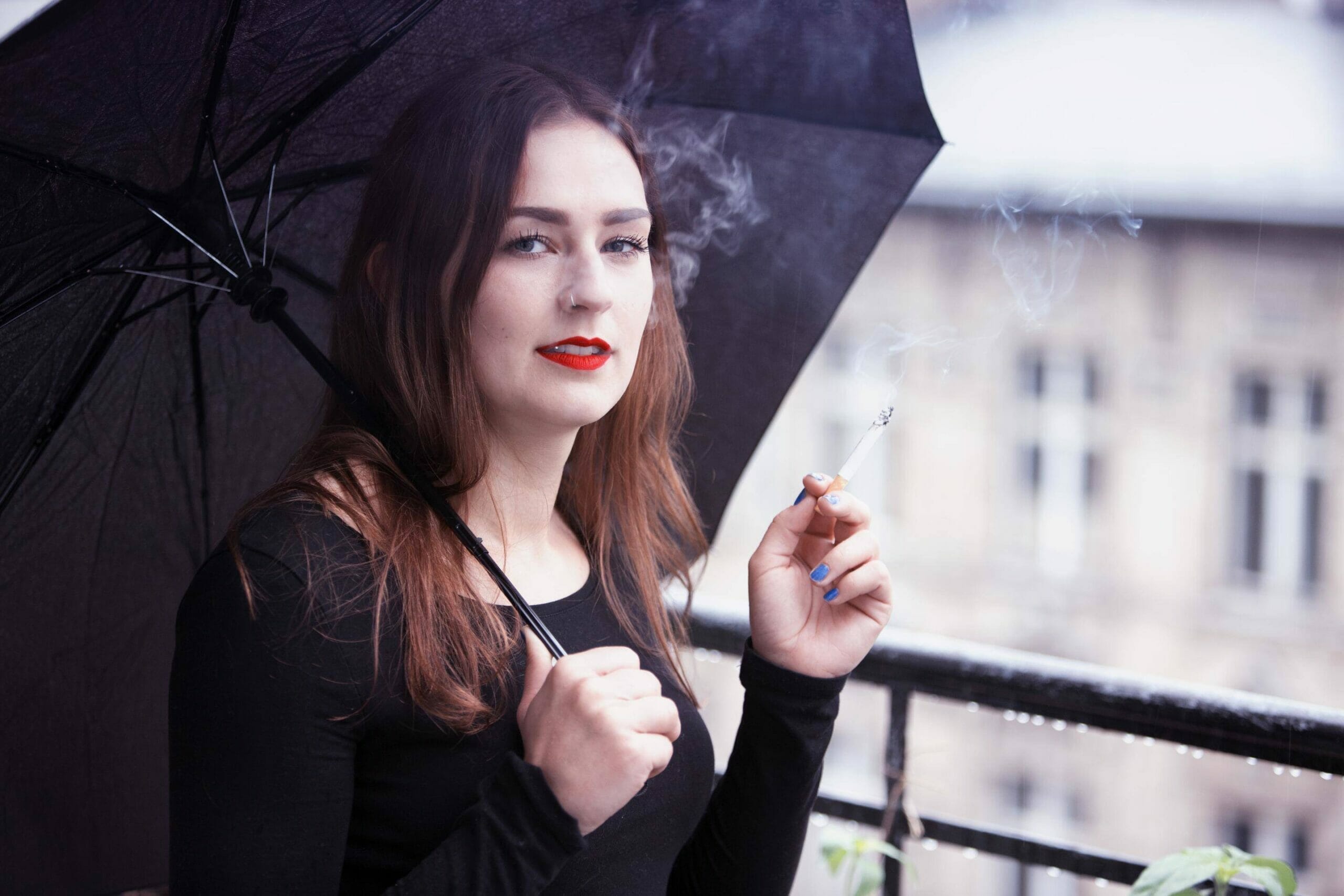 傘をさしている女性。