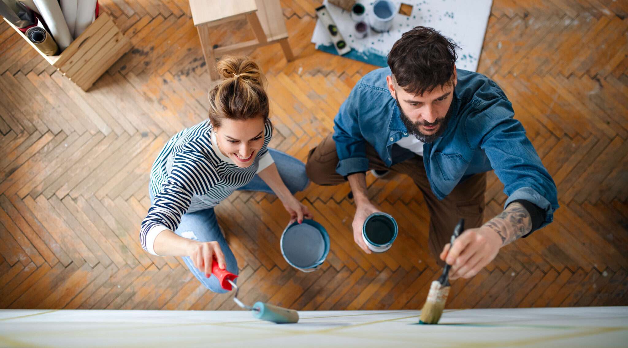 スペインで絵筆で部屋に絵を描く男性と女性。