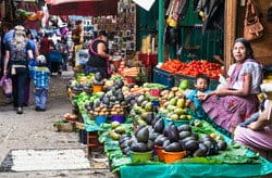 果物や野菜がたくさんある街のスペインのストリートマーケット。