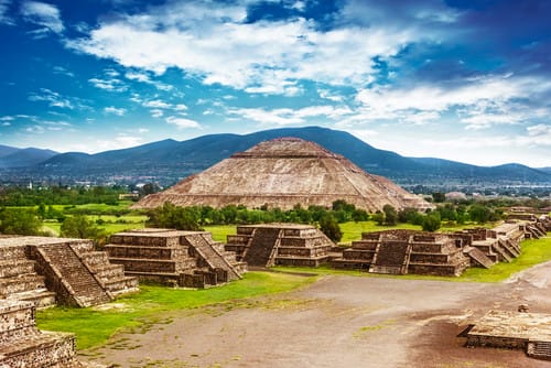 メキシコ、テオティワカンのピラミッドは古代に建設され、今でも重要な考古学遺跡です。メキシコシティ近郊にあるこれらの印象的な建造物は、世界中からの観光客を魅了しています。