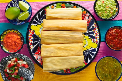 カラフルなテーブルの上のメキシコのタマーレ。