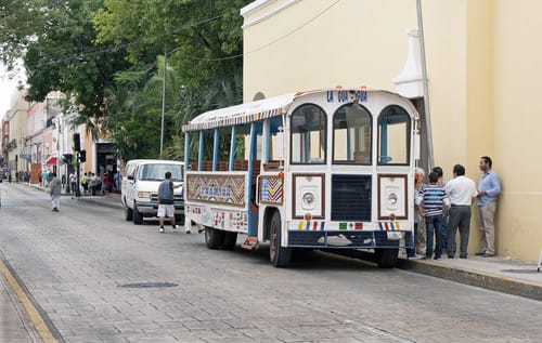 スペインの道端にトロリーが駐車されている。