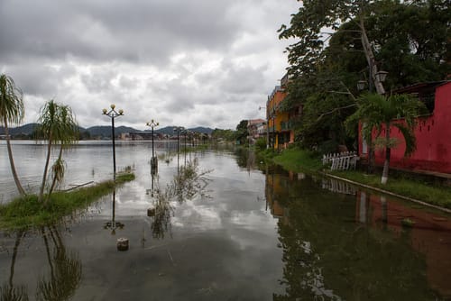 スペインの都市で浸水した道路。