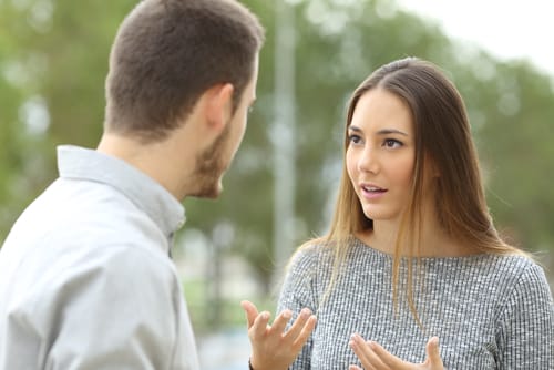 スペインから来た男女が公園で話している。