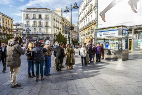 スペインの歩道に立つ人々のグループ。