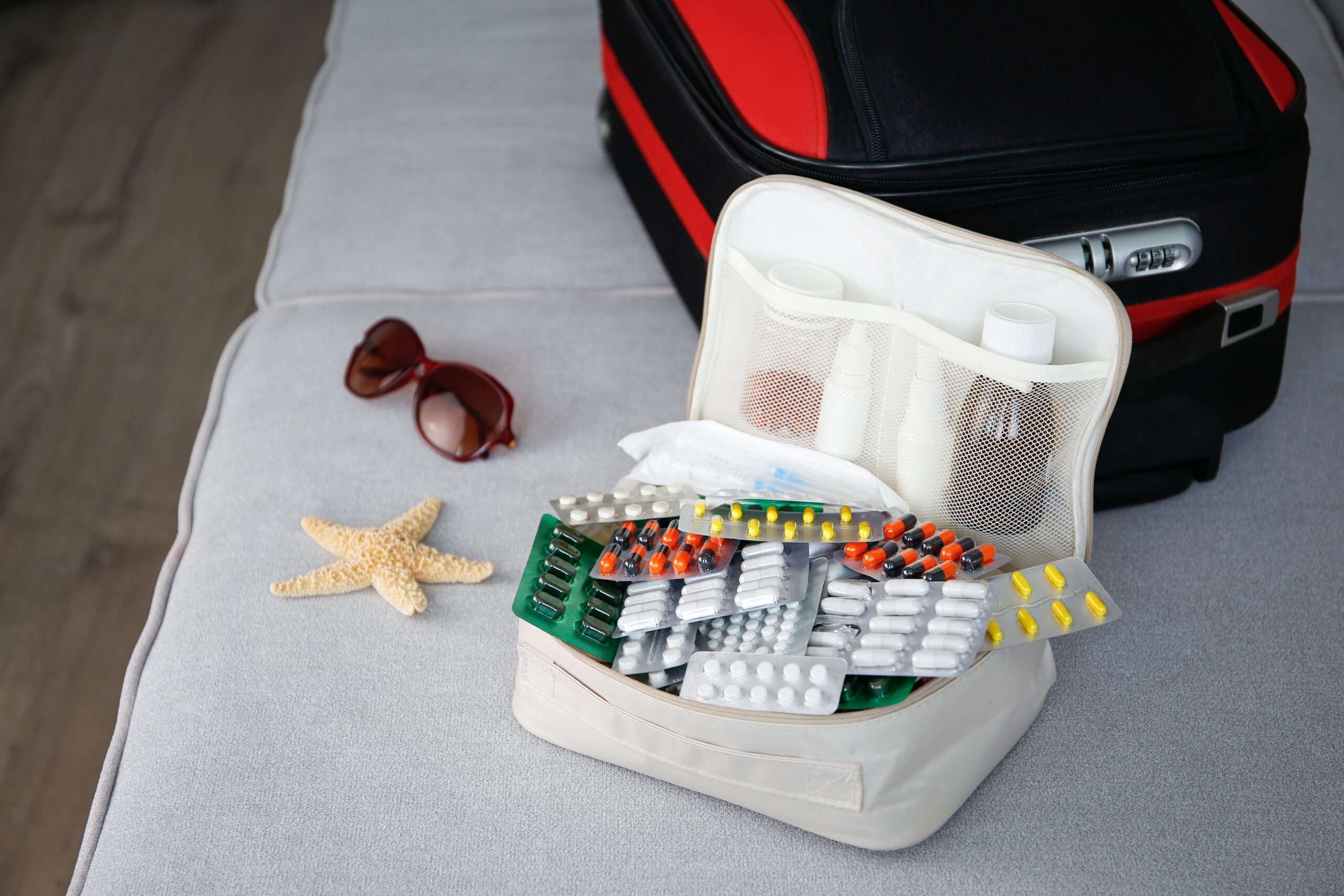 薬が詰まったスーツケースとソファの上のヒトデ。キーワード：海外旅行で病気になったら