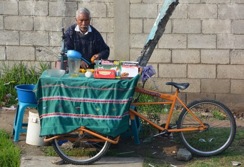 自転車の隣に立つスペイン人男性。