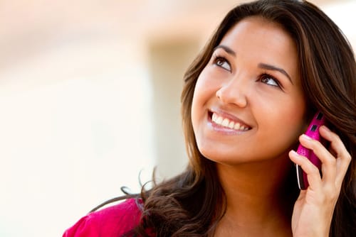 スペインで携帯電話で話す女性。