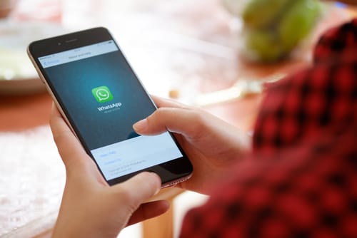 スペインの女性が携帯電話で Whatsapp を使用しています。