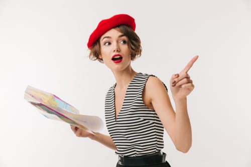 赤いベレー帽をかぶってスペインの地図を指している女性。
