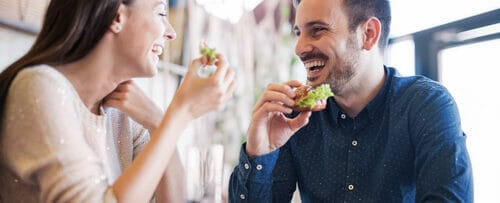 スペインのレストランで食事をする男性と女性。