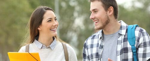 スペインから来た男女が公園で話しています。