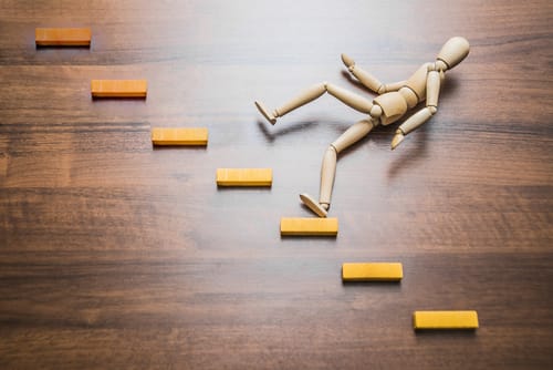 スペインの階段から転落する木製マネキン。