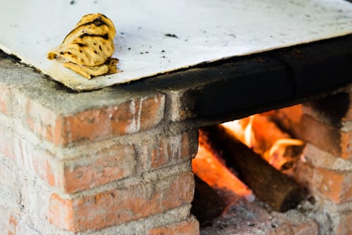 パンが入ったスペインのレンガオーブン。 パンが入ったスペインのレンガオーブン。