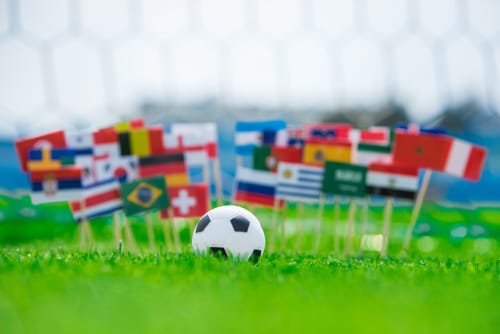 芝生の上のスペイン国旗サッカー ボール。