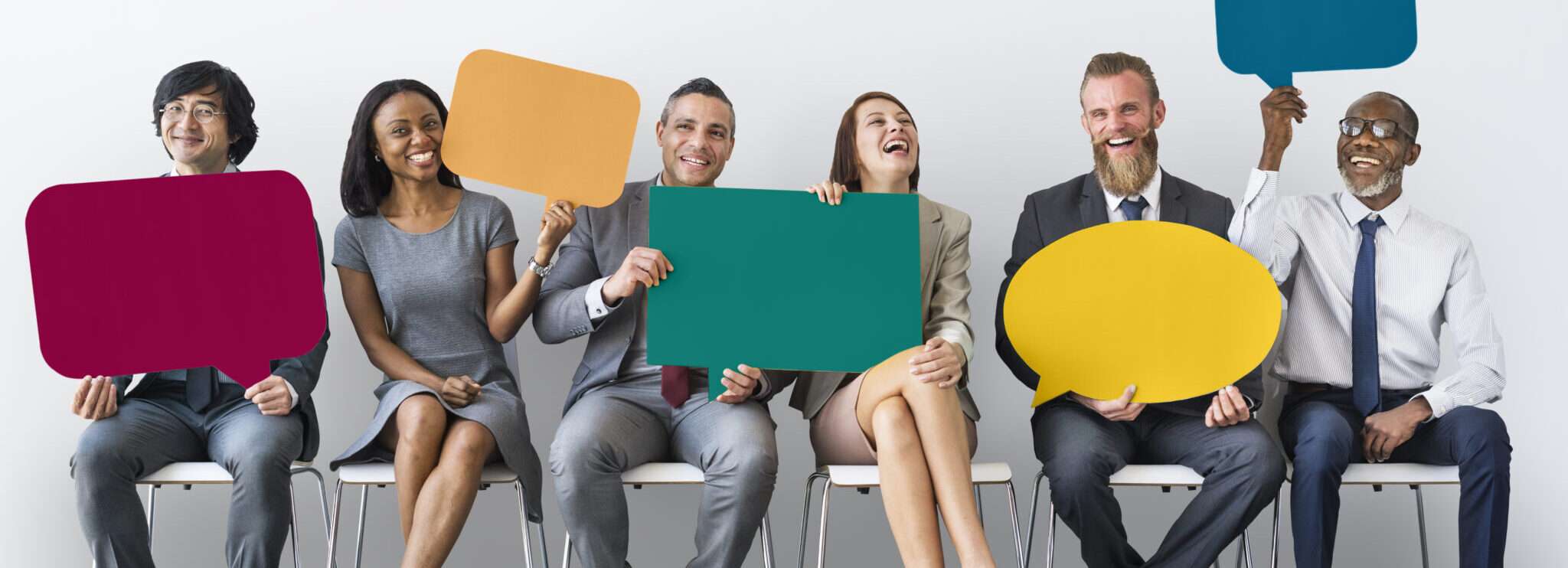 スペインで吹き出しを持つビジネスマンのグループ。 スペインで吹き出しを持つビジネスマンのグループ。