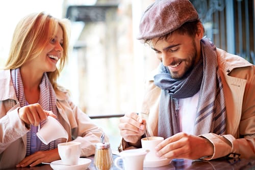 スペインでテーブルに座ってコーヒーを飲む男性と女性。