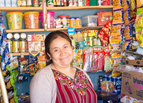 店の前に立つスペイン人女性。