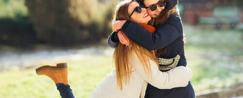 スペインの公園で抱き合う2人の女性。