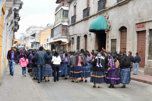 スペインの通りを歩く人々のグループ。