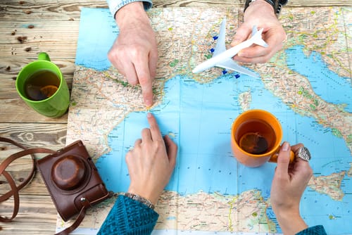 スペインの地図を見ている人々のグループ。