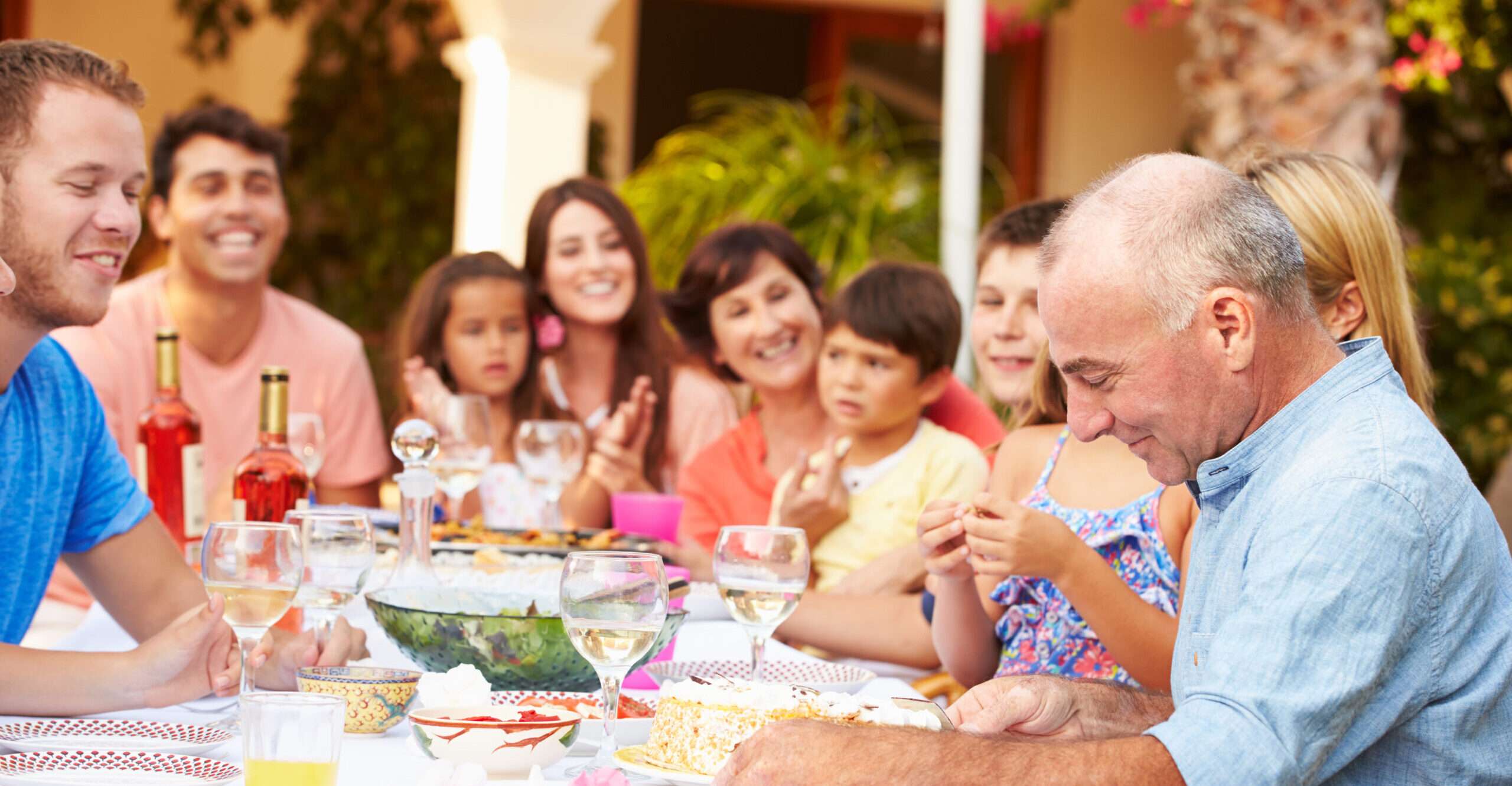 初心者向けのスペイン語で家族について話すグループがテーブルの周りに座っています。