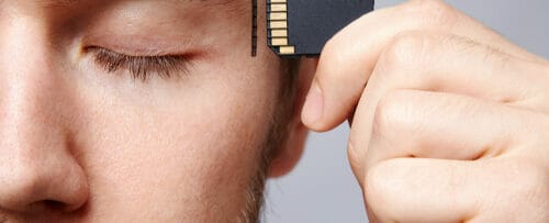 スペインの男性が目にmicroSDカードを入れています。