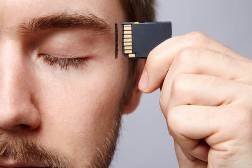 スペインの男性が目にmicroSDカードを入れています。