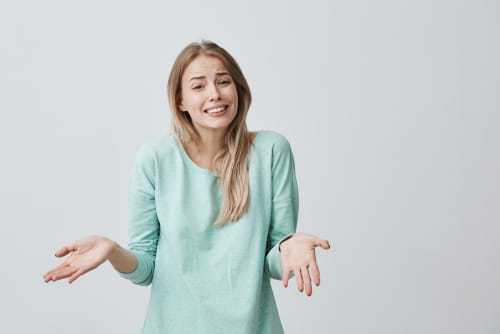 スペインで両手を広げた緑のシャツを着た若い女性。