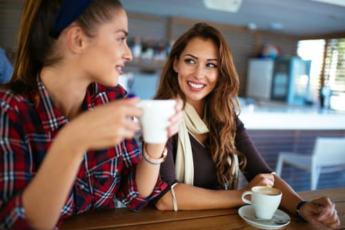 スペインでテーブルに座ってコーヒーを飲む 2 人の女性。