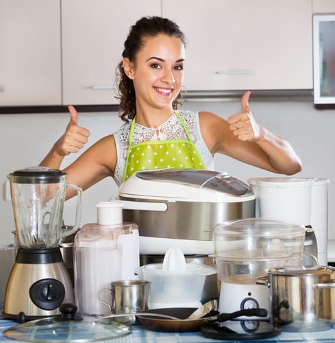 緑色のエプロンを着たスペイン出身の女性。