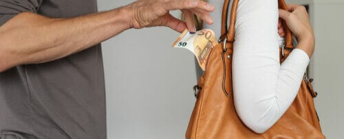 スペインから来た男性が女性の財布を持ち、お金を渡しています。