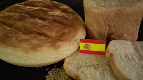 横にスペインの国旗が付いたパン。
