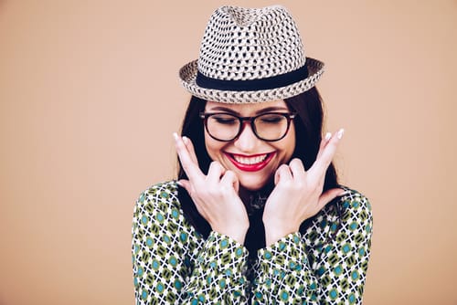 メガネをかけた女性が身振り手振りをしている。