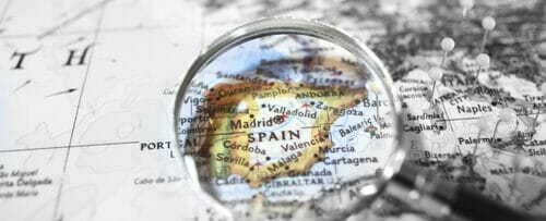 スペインの地図上に拡大鏡が置かれています。