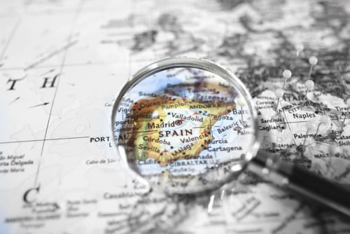 スペインの地図上に拡大鏡が置かれています。