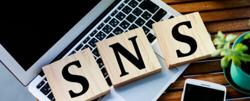 スペイン製のノートパソコンの上に「sns」という文字が書かれています。