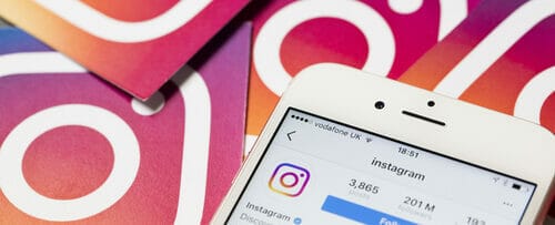 スペインでは、インスタグラムカードの山の上に携帯電話が置かれている。