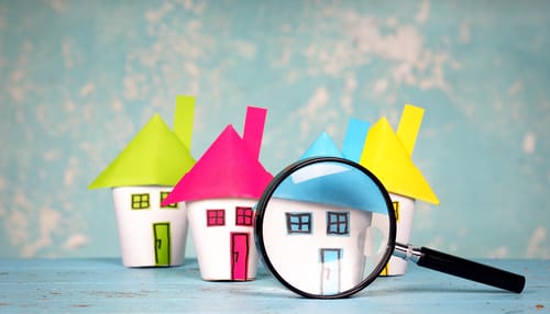 スペイン 紙は虫眼鏡の下にあります。