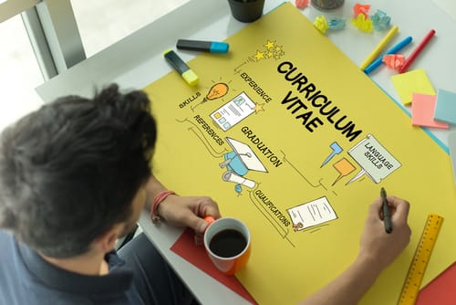 男性はスペイン語の履歴書を作成しています。